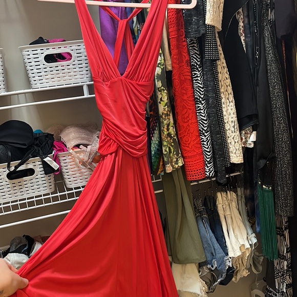 Backless red salsa dress - Picture 2 of 3